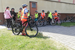 uczniowie na rowerach