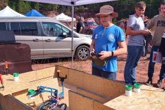 uczeń z joystickiem sterujący robotem przed nim