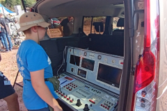 uczeń przed konsolą obsługującą łazik