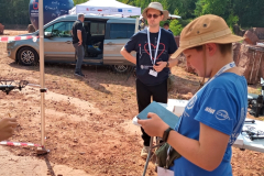 uczeń stojący przy dronie