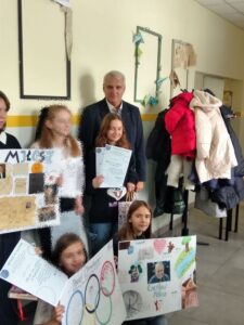 Laureatki konkursu w towarzystwie dyrektora ZSO nr 5