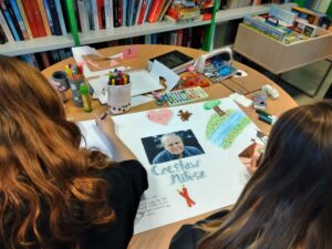 Uczestniczki konkursu w czasie pracy nad swoją prezentacją.