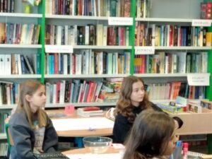 Uczestniczki konkursu w bibliotece ZSO nr 5 w czasie ogłaszania wyników.